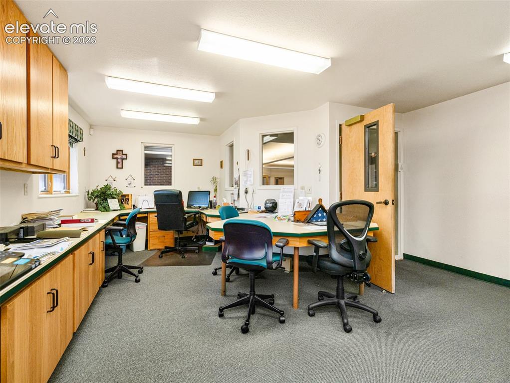 Image 17 of 50: Office