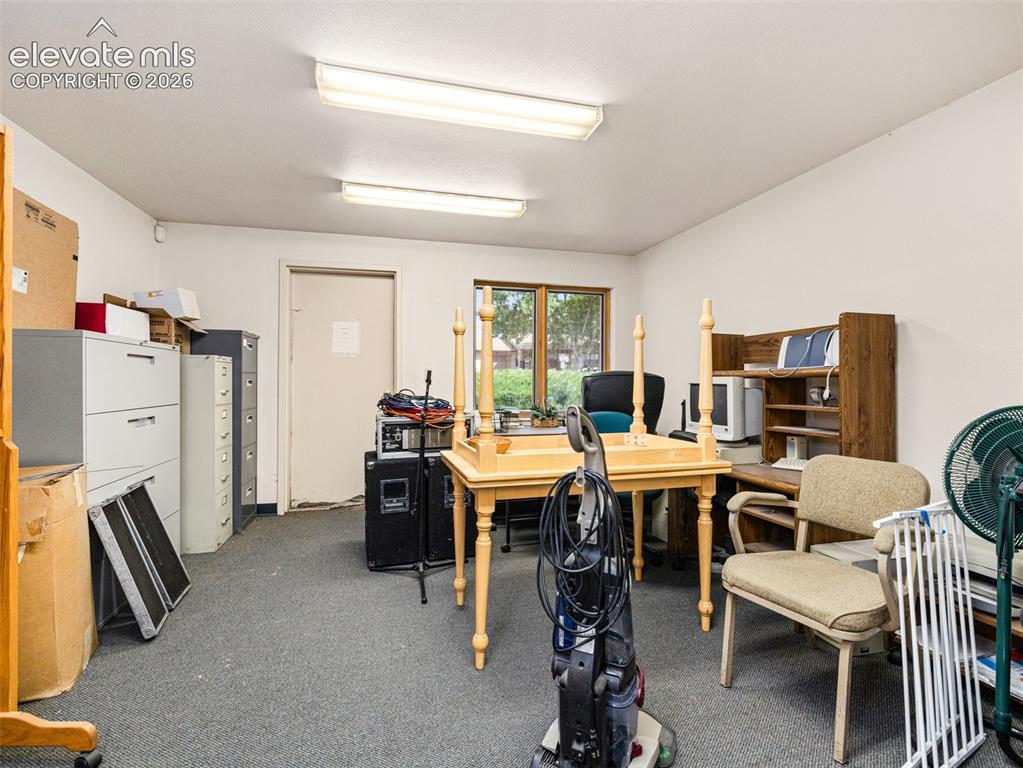 Image 18 of 50: Office