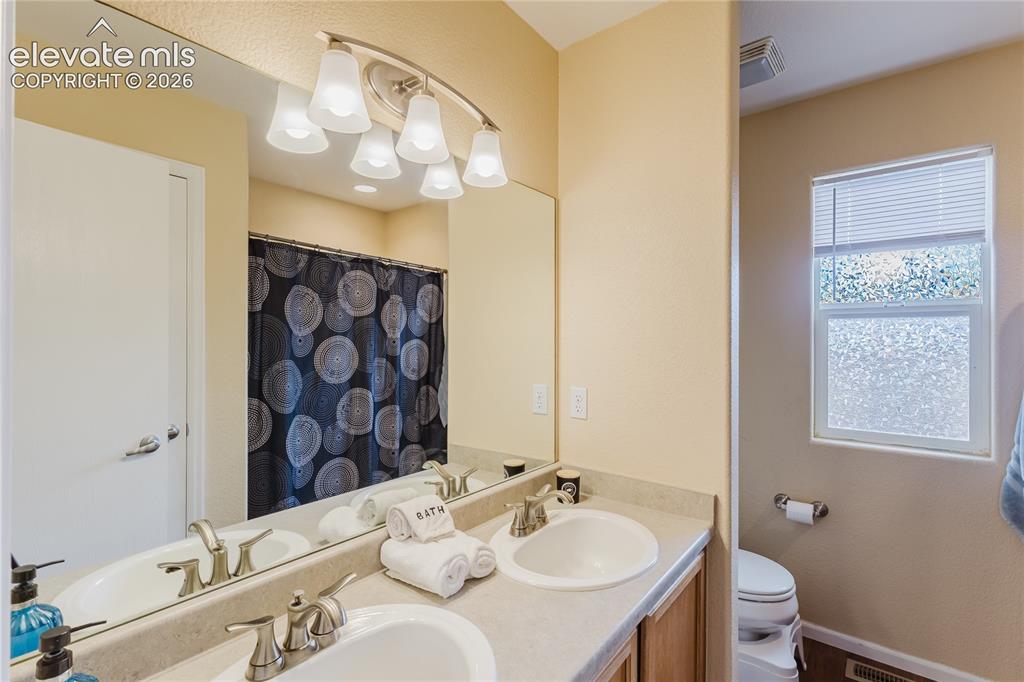Image 19 of 38: Bathroom