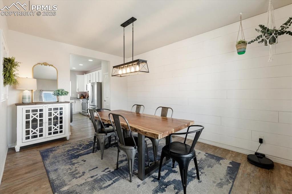 Image 14 of 50: Dining Area