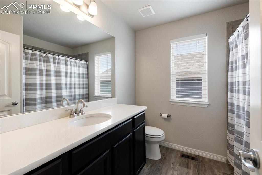 Image 21 of 50: Bathroom