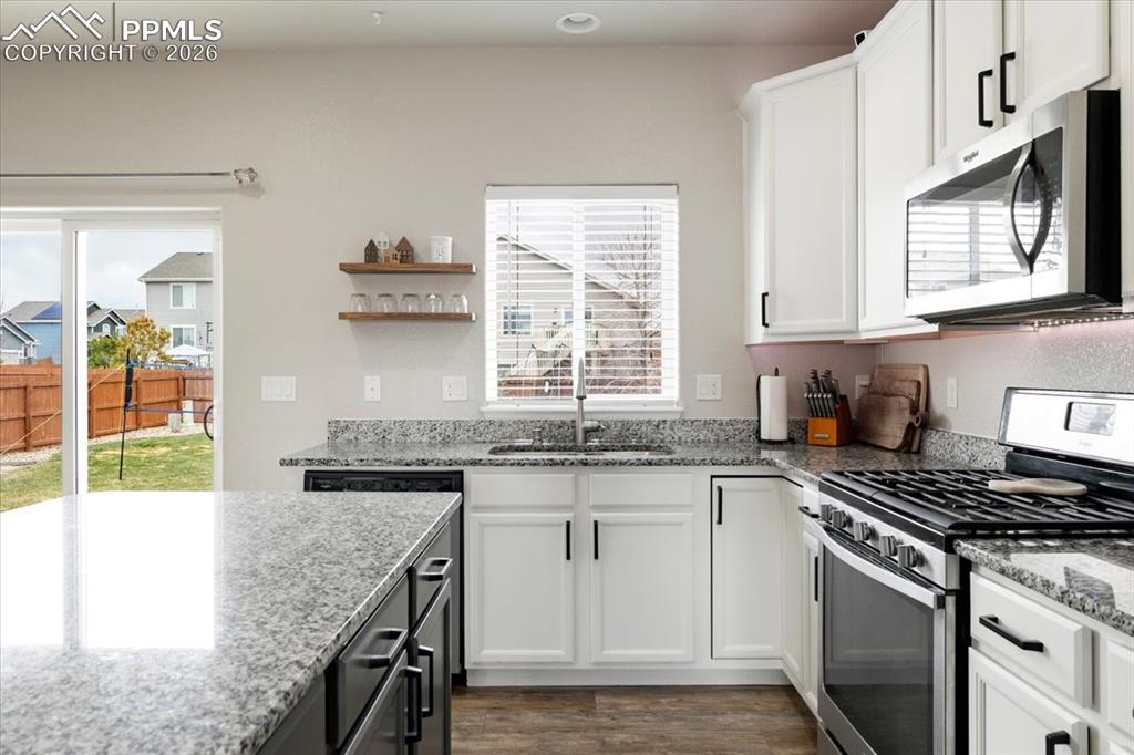 Image 5 of 50: Kitchen