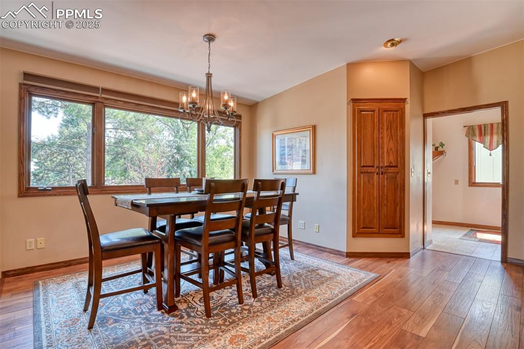 Image 10 of 50: Dining Area