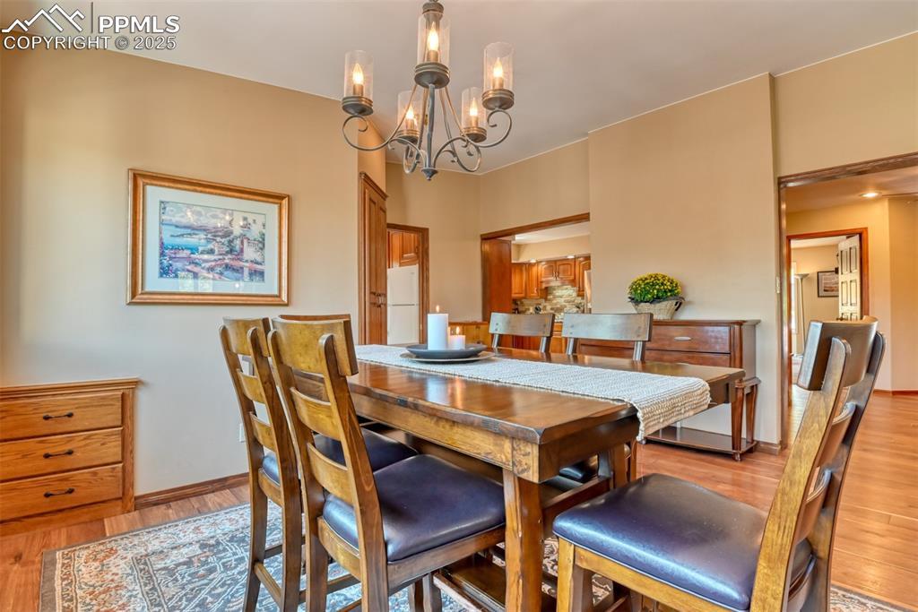 Image 12 of 50: Dining Area
