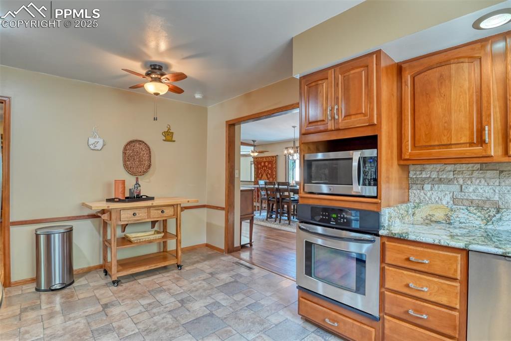 Image 13 of 50: Kitchen