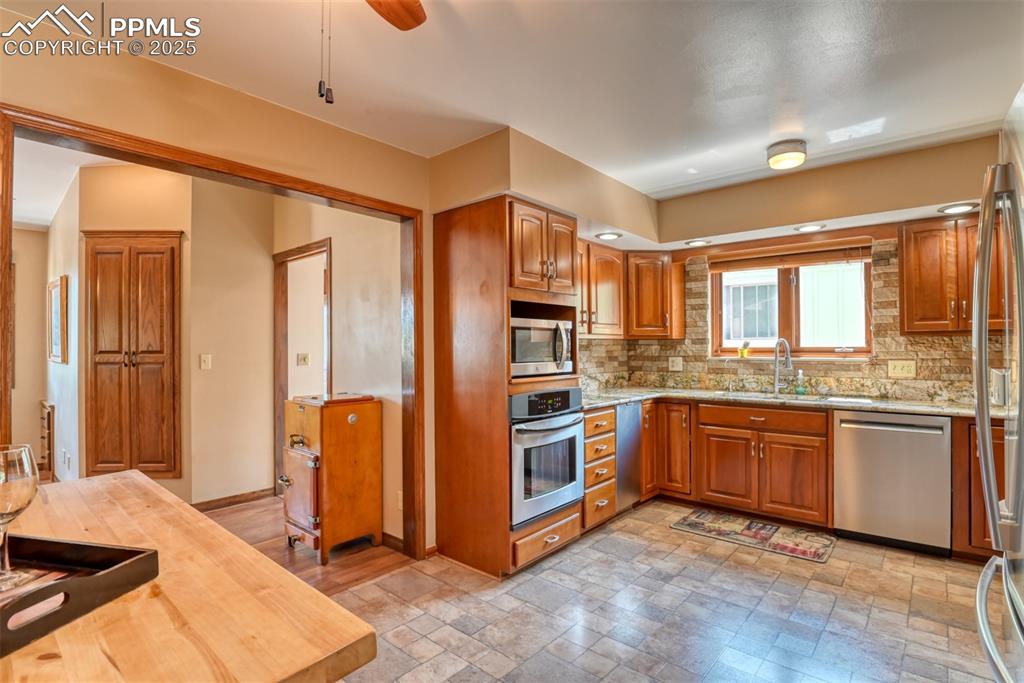 Image 14 of 50: Kitchen