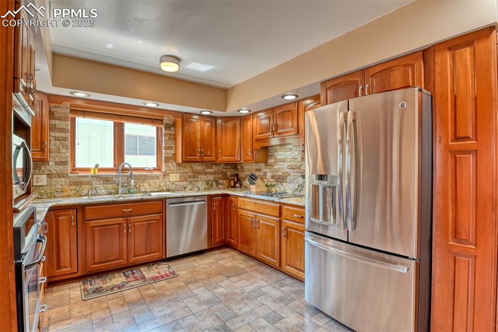 Image 15 of 50: Kitchen