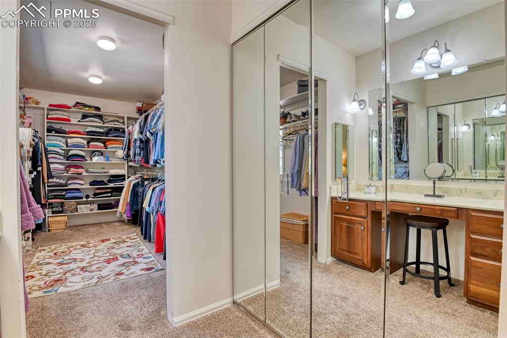 Image 19 of 50: Closet