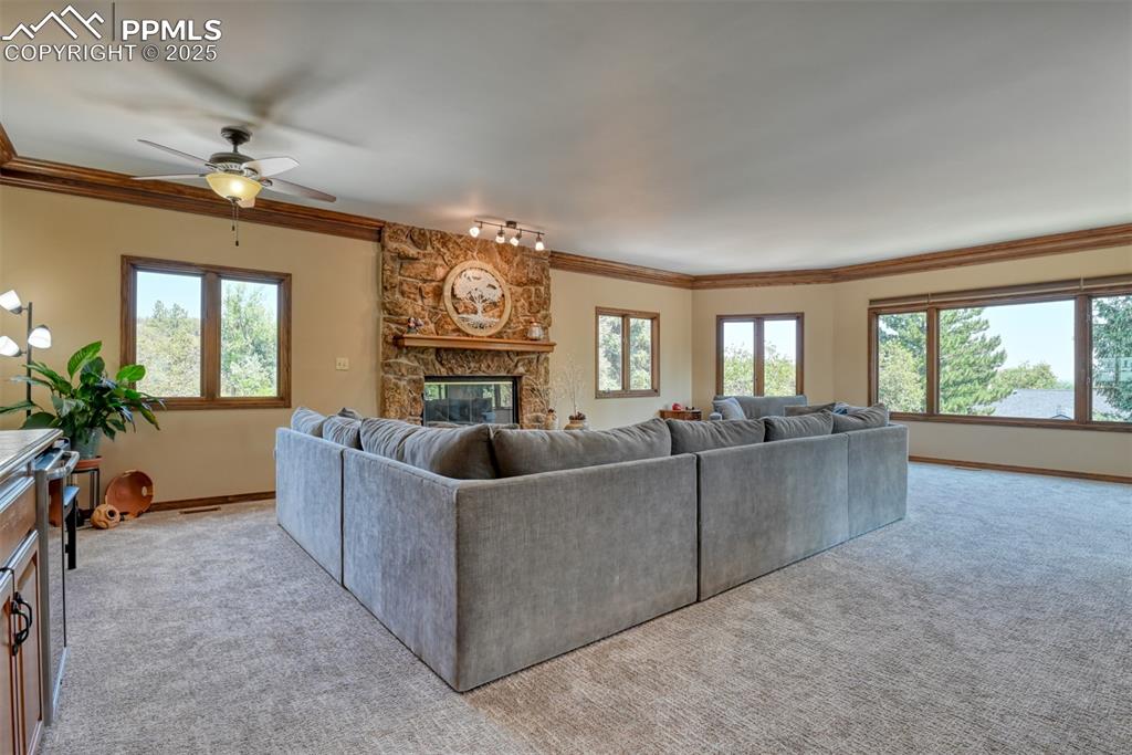 Image 8 of 50: Living Room