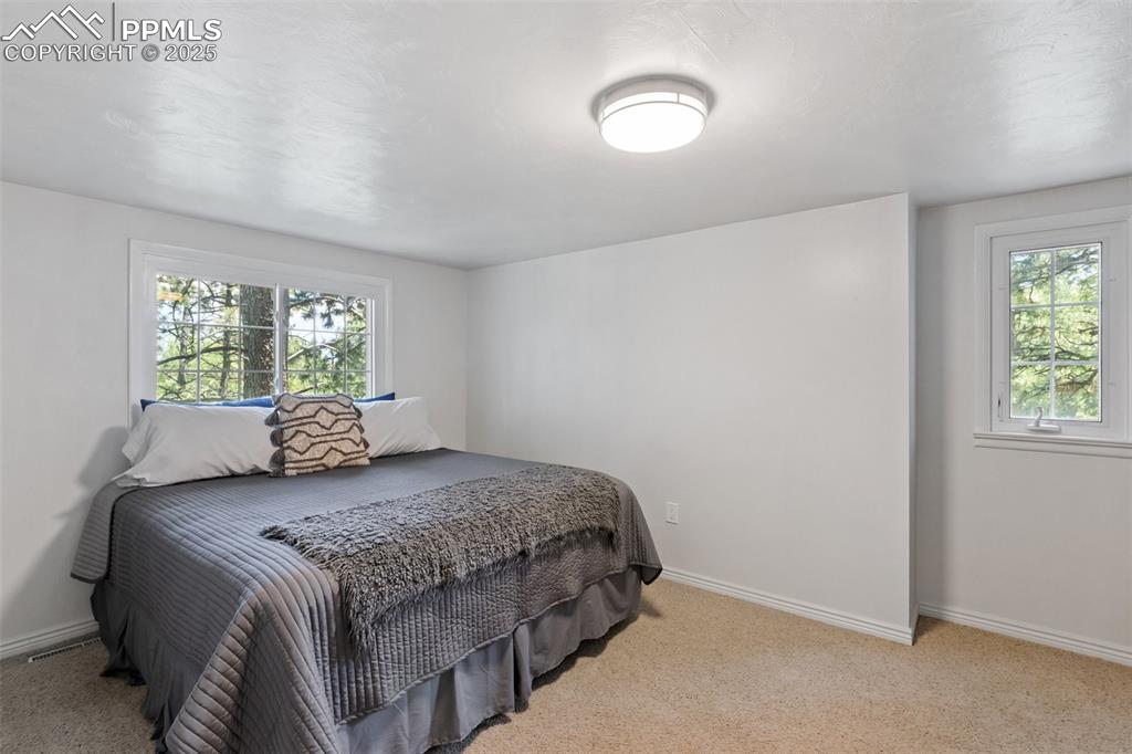 Image 34 of 50: Upstairs bedroom