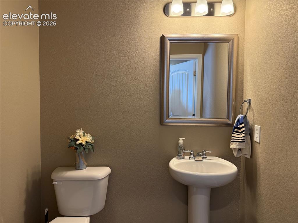 Image 16 of 31: Bathroom