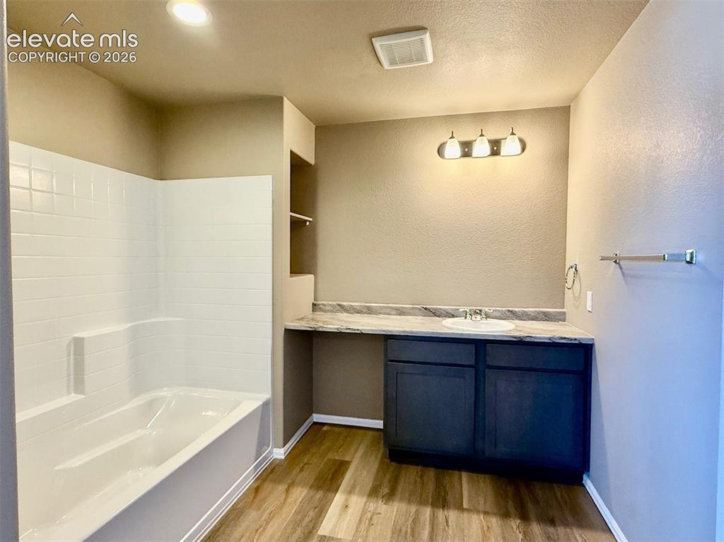Image 6 of 31: Bathroom
