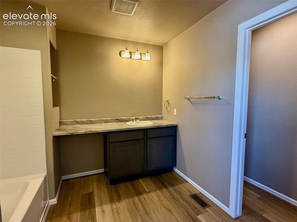 Image 7 of 31: Bathroom