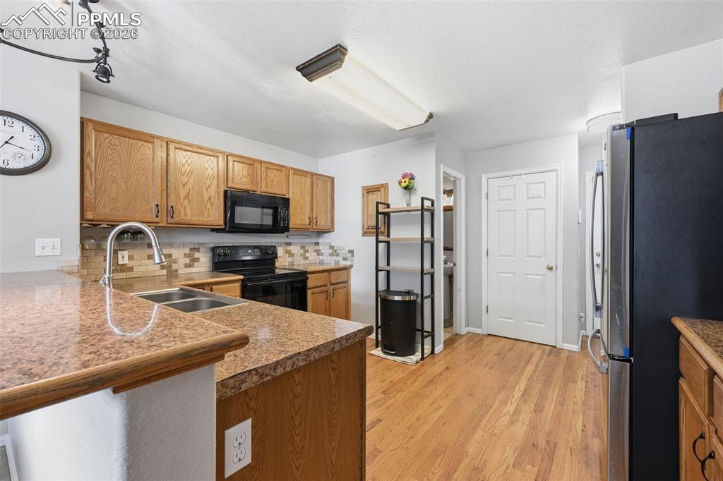 Image 10 of 33: Kitchen