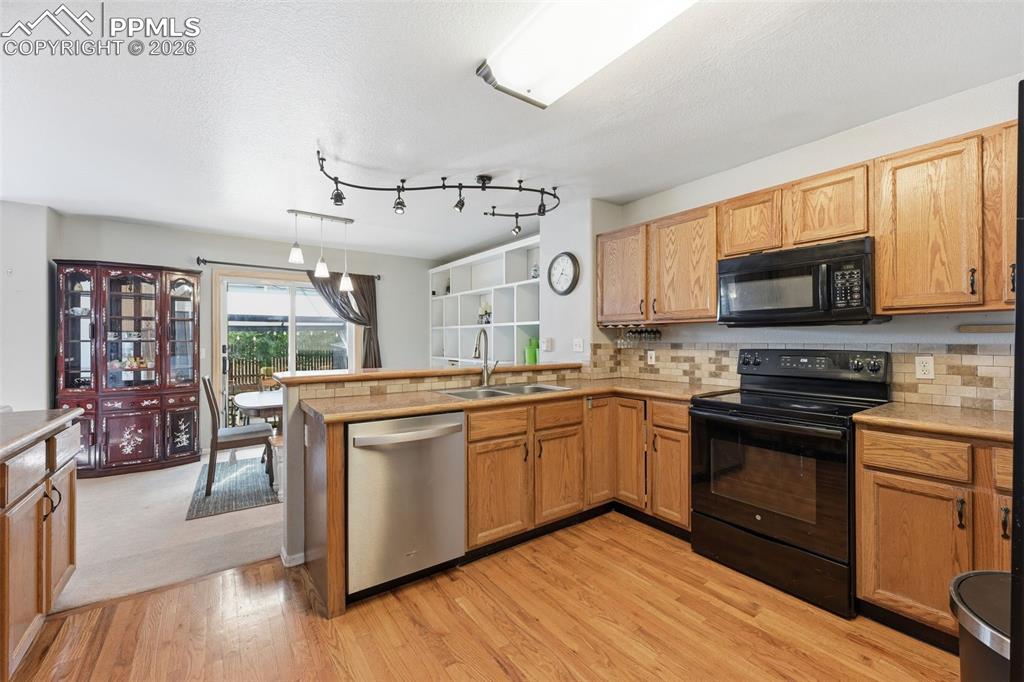 Image 11 of 33: Kitchen