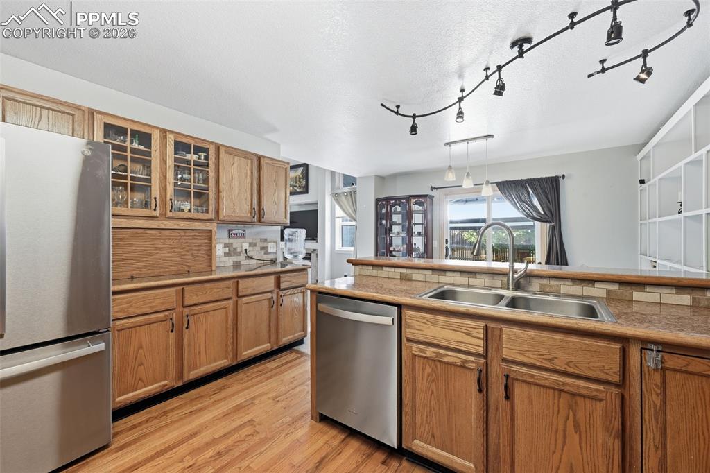 Image 12 of 33: Kitchen