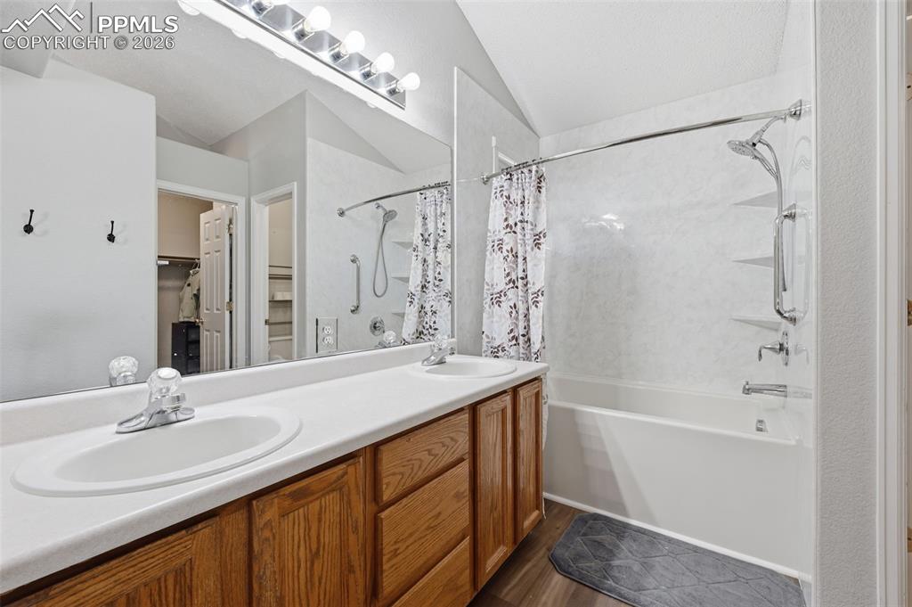Image 16 of 33: Bathroom