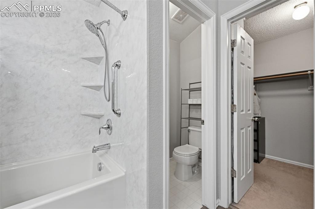 Image 17 of 33: Bathroom