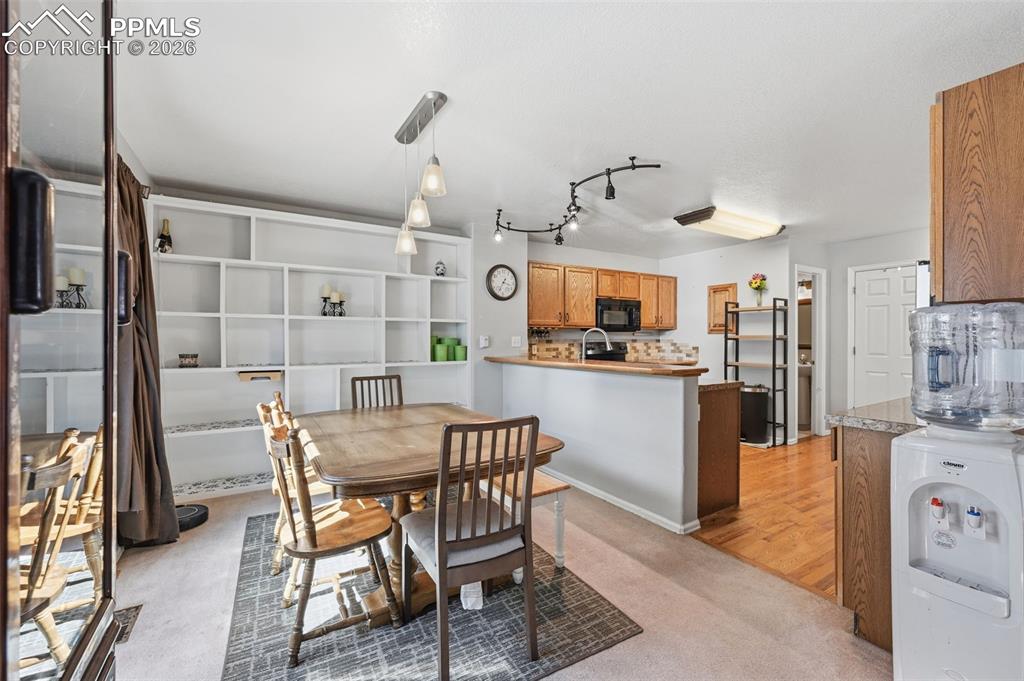 Image 9 of 33: Dining Area