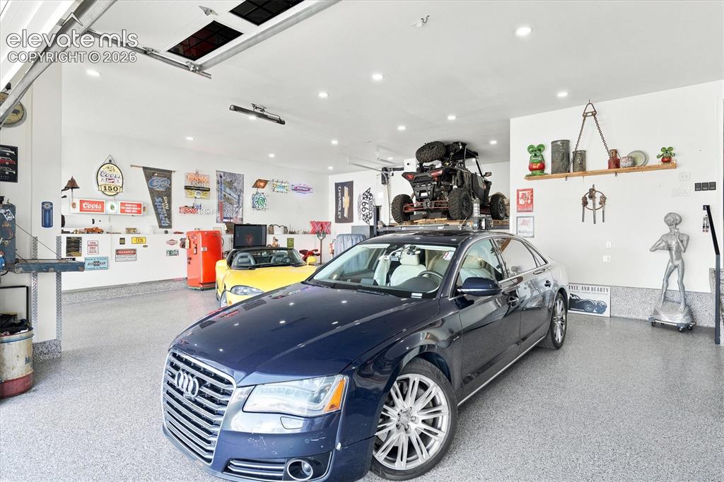 Image 10 of 44: Garage