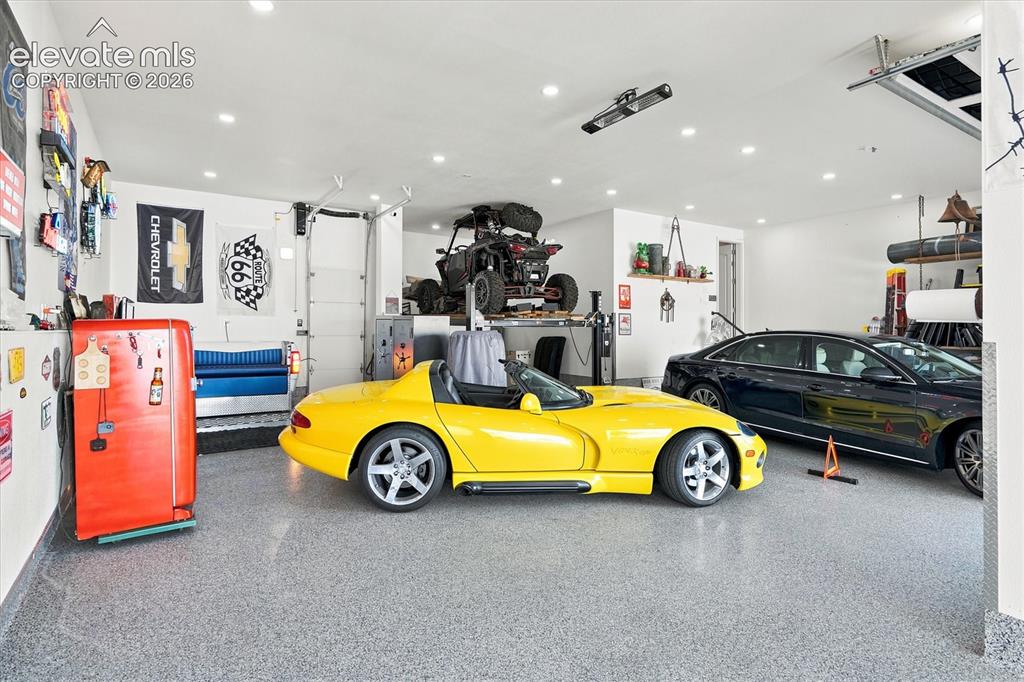 Image 11 of 44: Garage