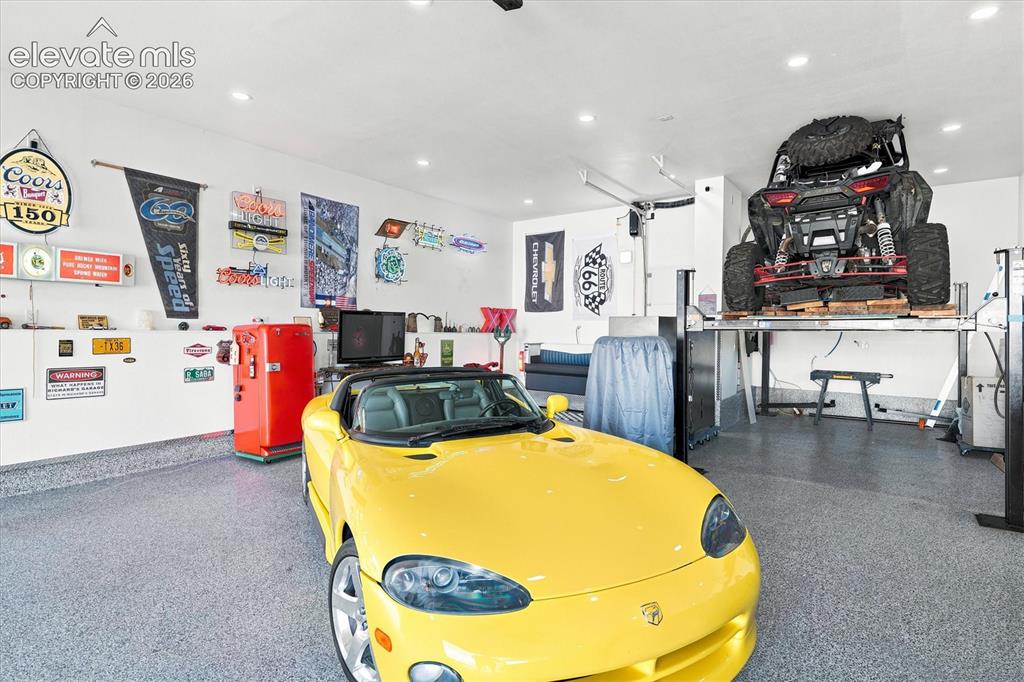 Image 12 of 44: Garage