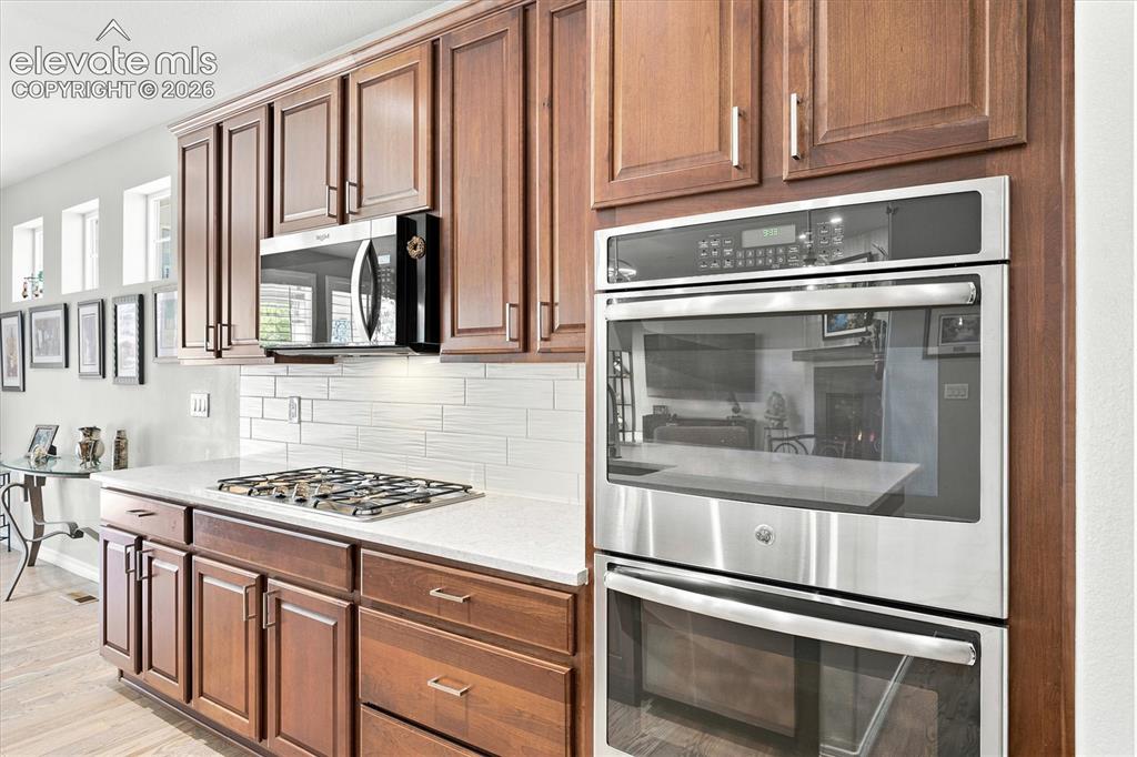 Image 20 of 44: Kitchen