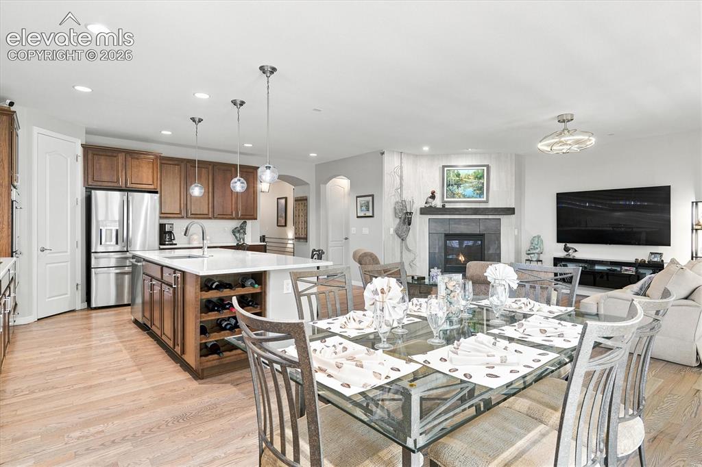 Image 21 of 44: Dining Area