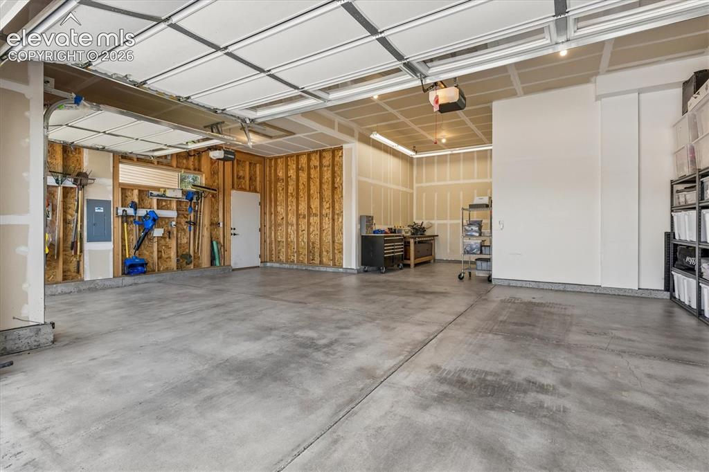 Image 46 of 50: Spacious garage