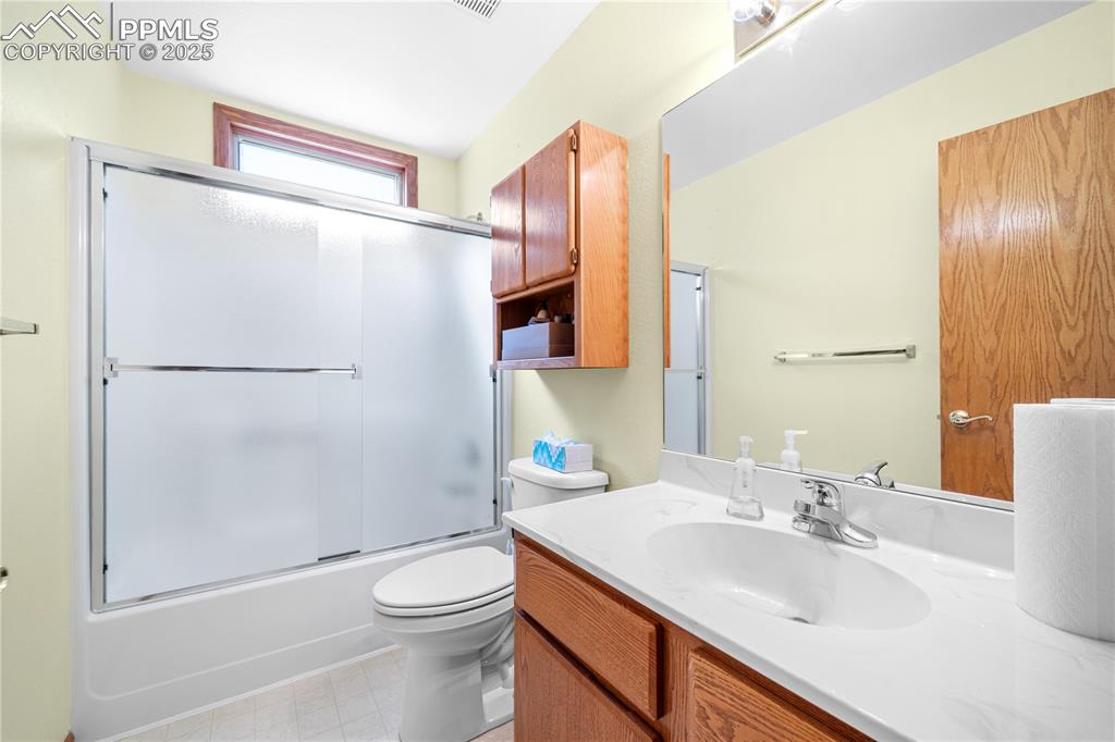 Image 12 of 30: Bathroom