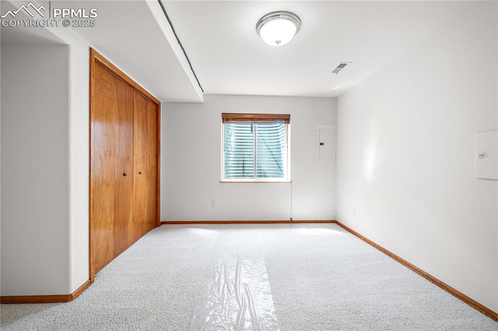 Image 18 of 30: Bedroom