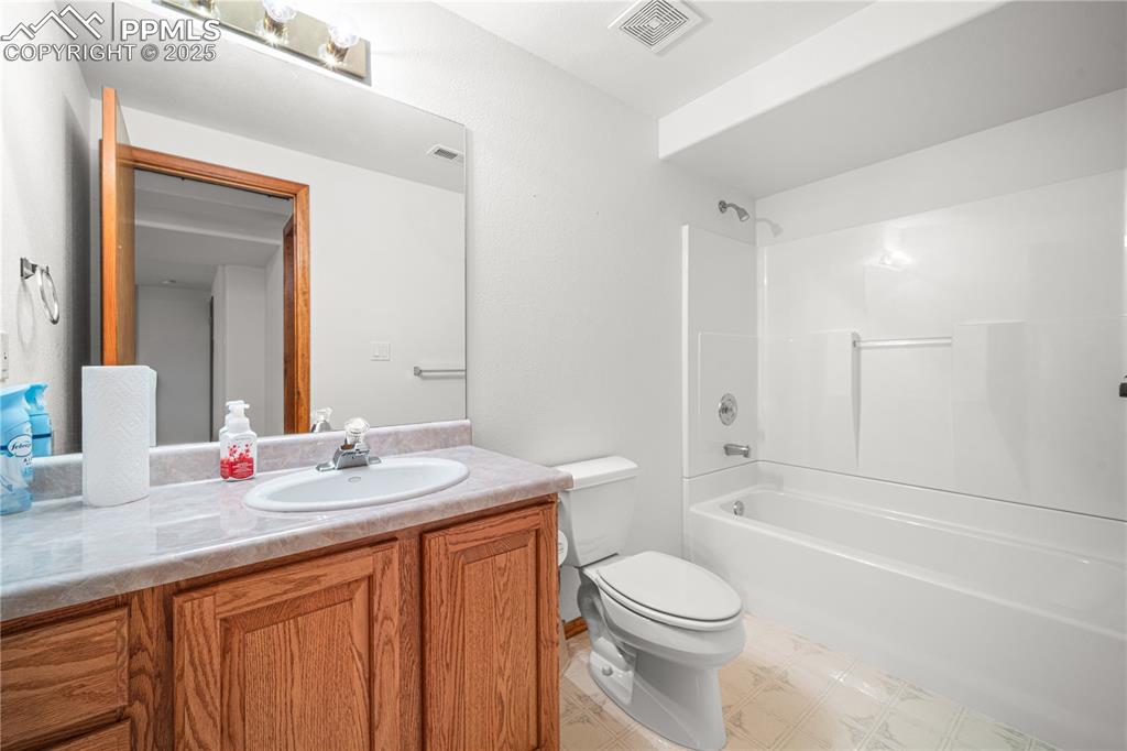 Image 19 of 30: Bathroom