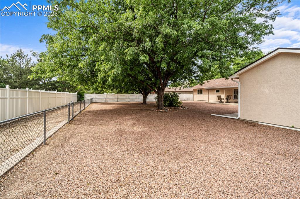 Image 27 of 30: Yard