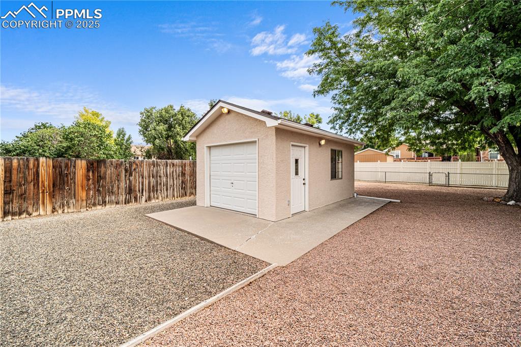 Image 29 of 30: Garage