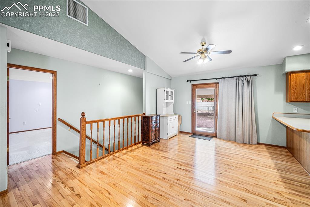 Image 4 of 30: Dining Area