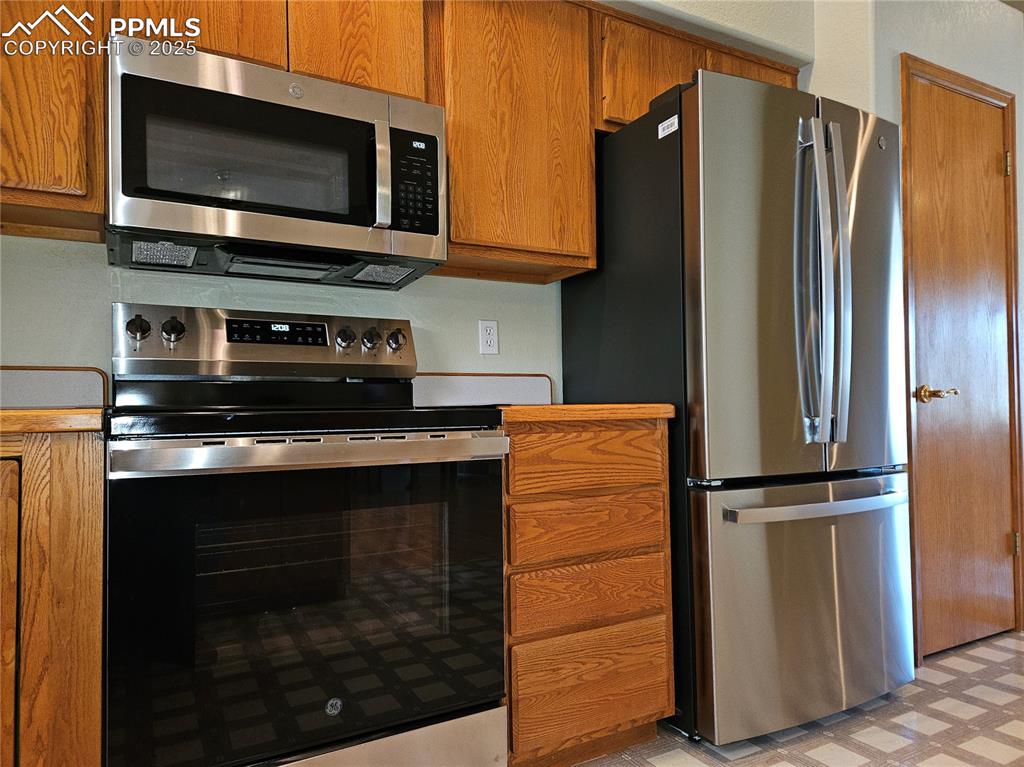 Image 5 of 30: Kitchen