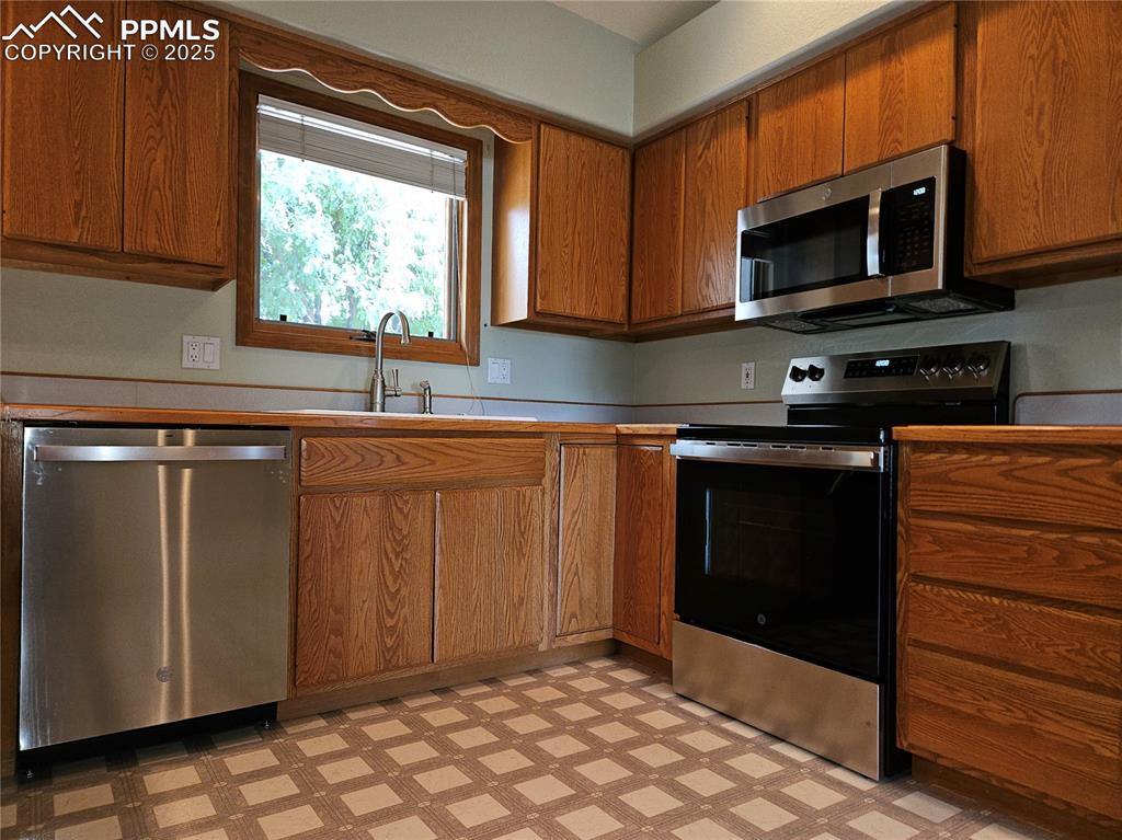 Image 6 of 30: Kitchen