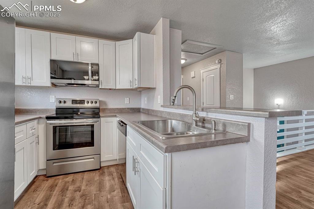 Image 12 of 49: Kitchen