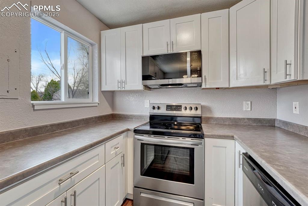 Image 13 of 49: Kitchen