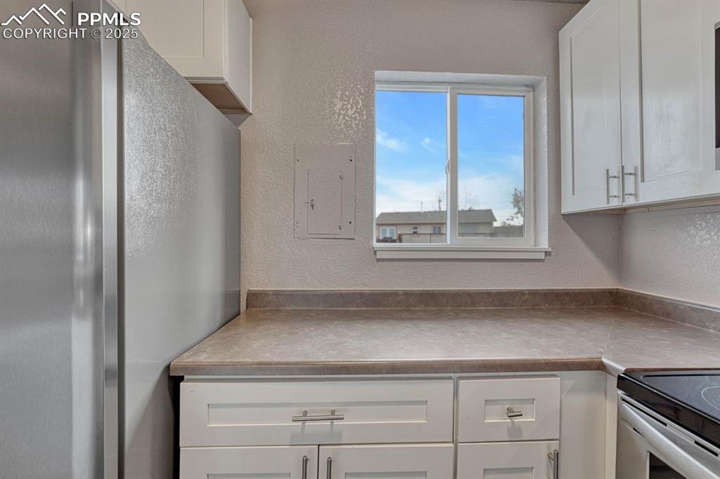 Image 14 of 49: Kitchen