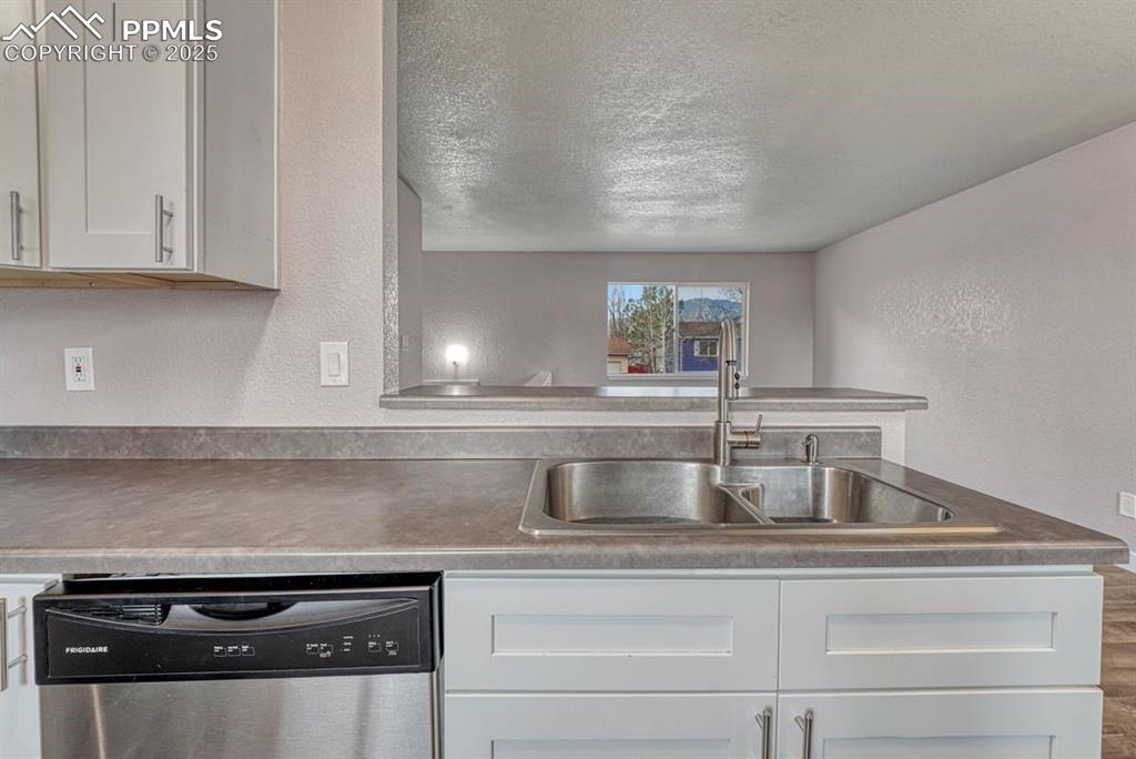 Image 15 of 49: Kitchen