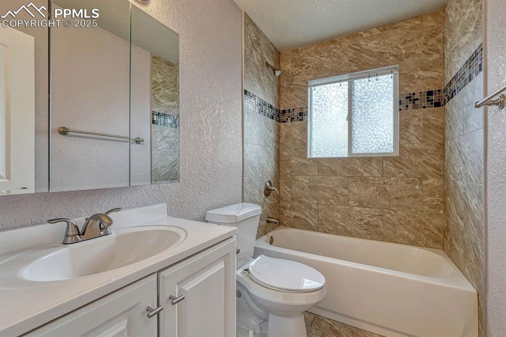 Image 17 of 49: Bathroom