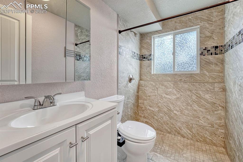 Image 31 of 49: Bathroom