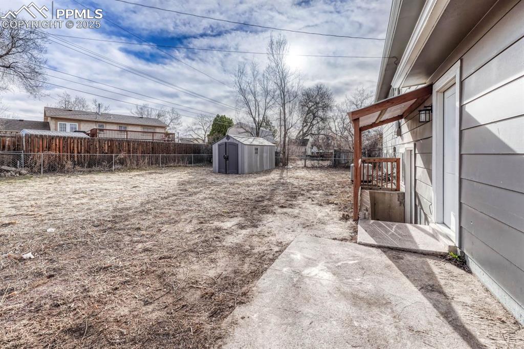 Image 40 of 49: Yard