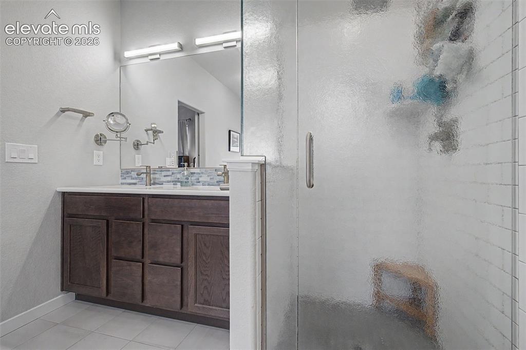 Image 22 of 47: Bathroom