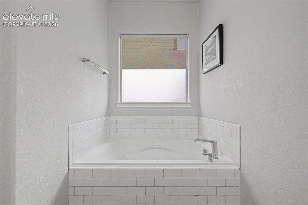 Image 23 of 47: Bathroom