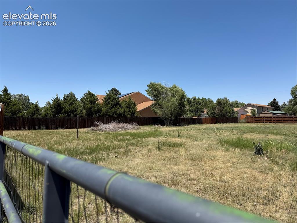 Image 2 of 6: Yard