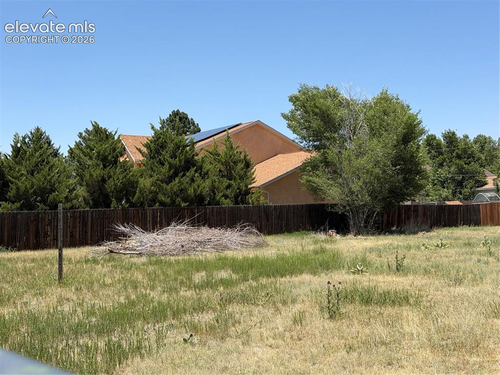 Image 5 of 6: Yard
