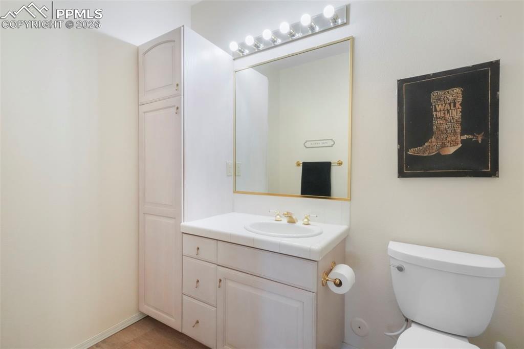 Image 43 of 50: Junior suite in basement