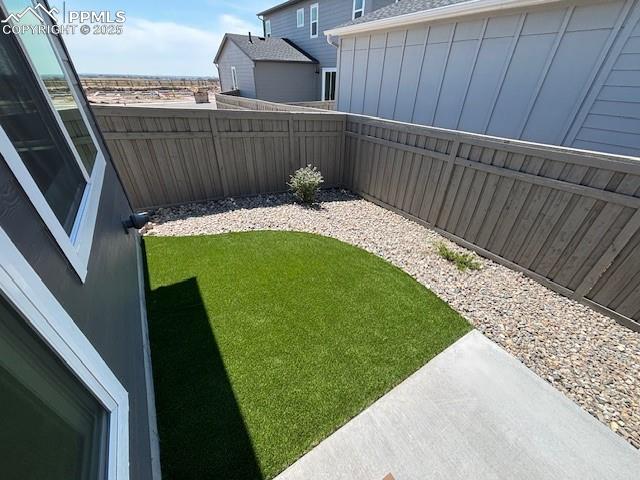 Image 11 of 12: Yard